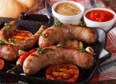 3 طرز تهیه سوسیس گوشت با کاور، در فر و لیوانی 3 طرز تهیه سوسیس گوشت با کاور، در فر و لیوانی